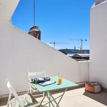 Sunny With Terrace.river View! Daire *