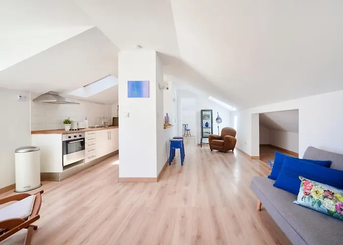 Sunny With Terrace.river View! شقة