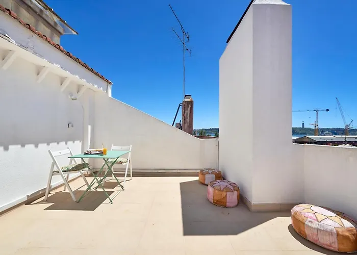 Sunny With Terrace.river View! شقة