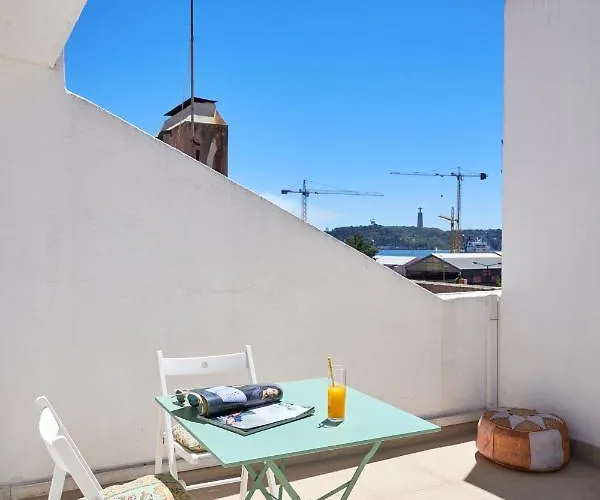 Sunny With Terrace.river View! شقة *